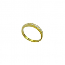 Μοντέρνο γυναικείο δακτυλίδι σε σειρέ από κίτρινο χρυσό Κ14 με λευκά ζιργκόν.