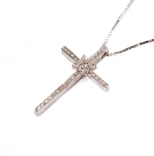 Γυναικείος σταυρός σε Λευκό χρυσό Κ18 με μπριγιάν (μήκος σταυρού χωρίς χαλκά 3 cm φάρδος σταυρού 2 cm)